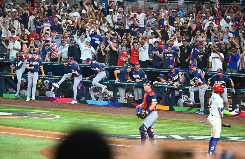 ドミニカ共和国戦で勝利の瞬間ベンチから飛び出す米国代表の選手たち