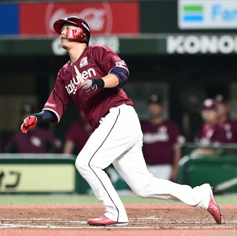  ３回、バットを折りながら適時打を放った楽天・浅村