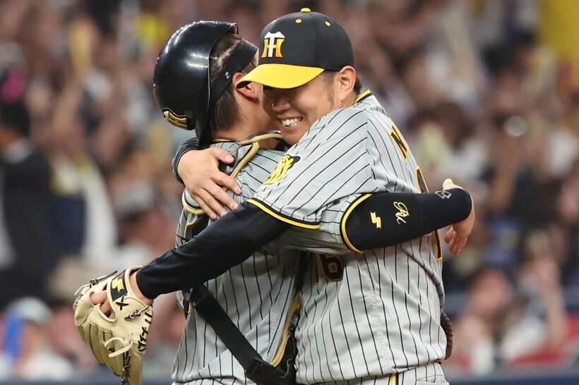 完封勝利を収め梅野（左）と抱き合って喜ぶ阪神・西勇