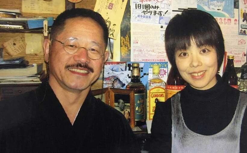  バイトをしていたころの俵万智さんと筆者（左）