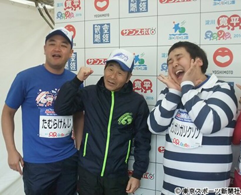 「淀川寛平マラソン２０１６」に登場した（左から）たむらけんじ、間寛平、ガリガリガリクソン