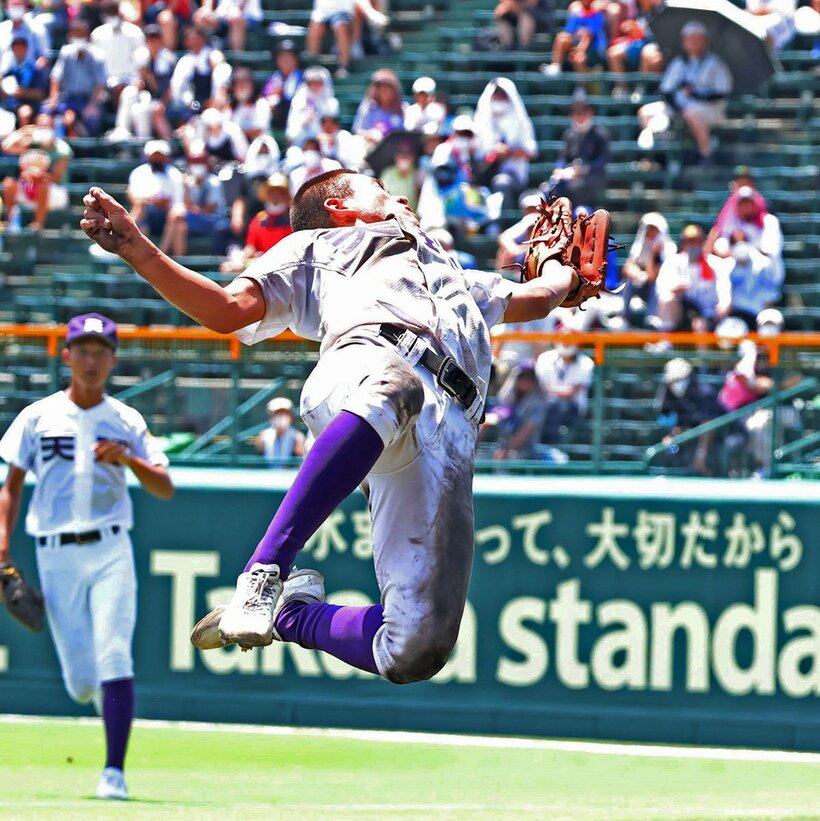  ４回、ファウルフライをキャッチする天理・藤森（東スポWeb）