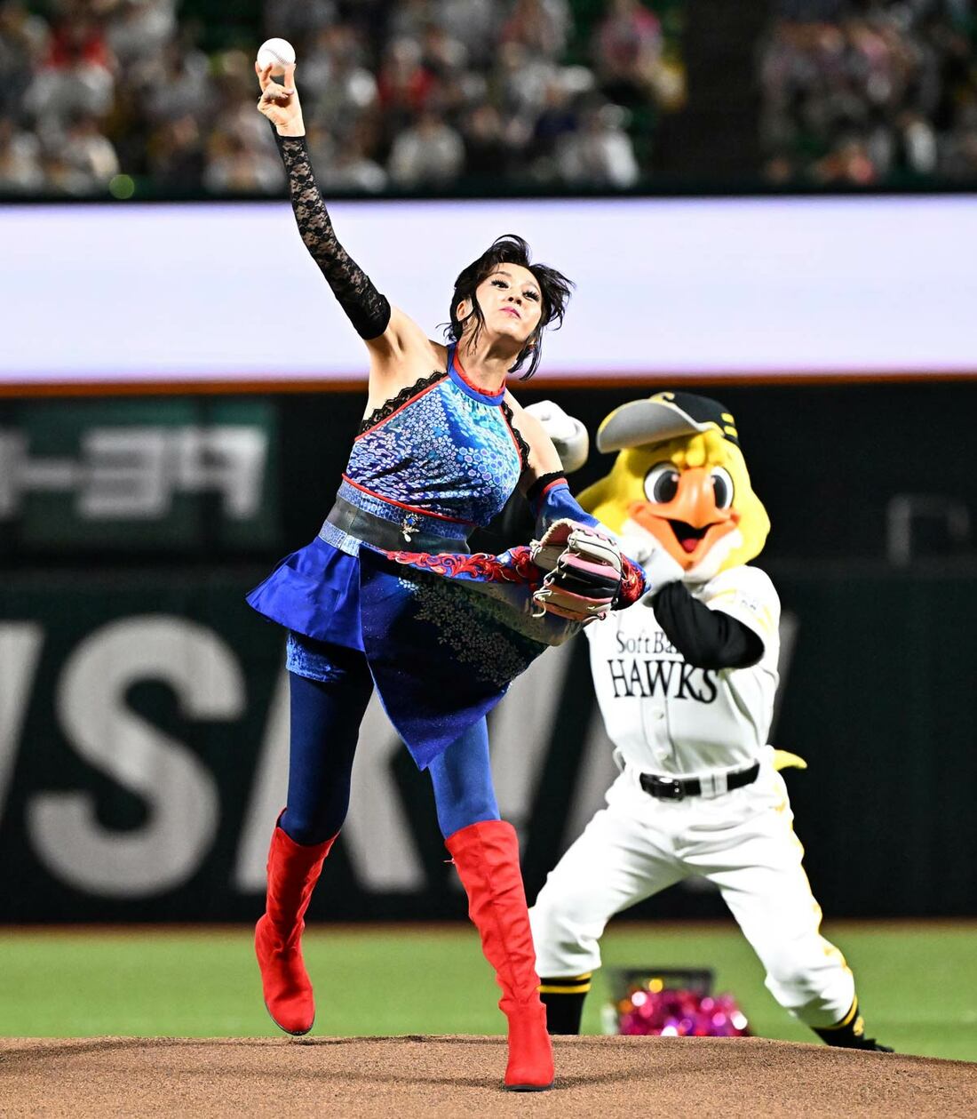 高い位置から腕を振り下ろした藤原紀香