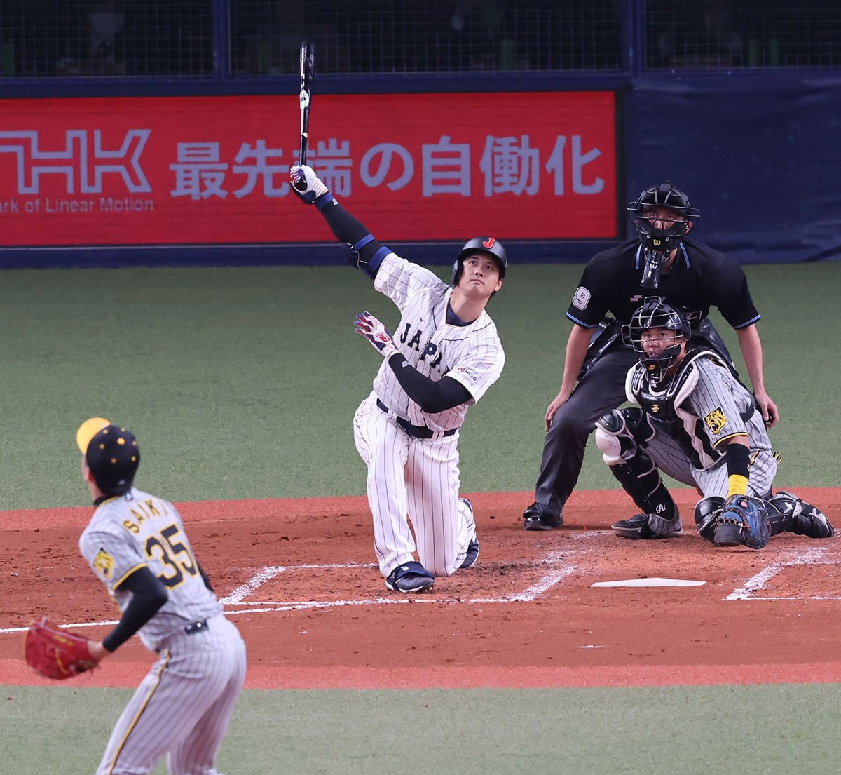 WBC】大谷翔平が〝理解不能〟な衝撃3ラン 片ヒザつき右手一本で