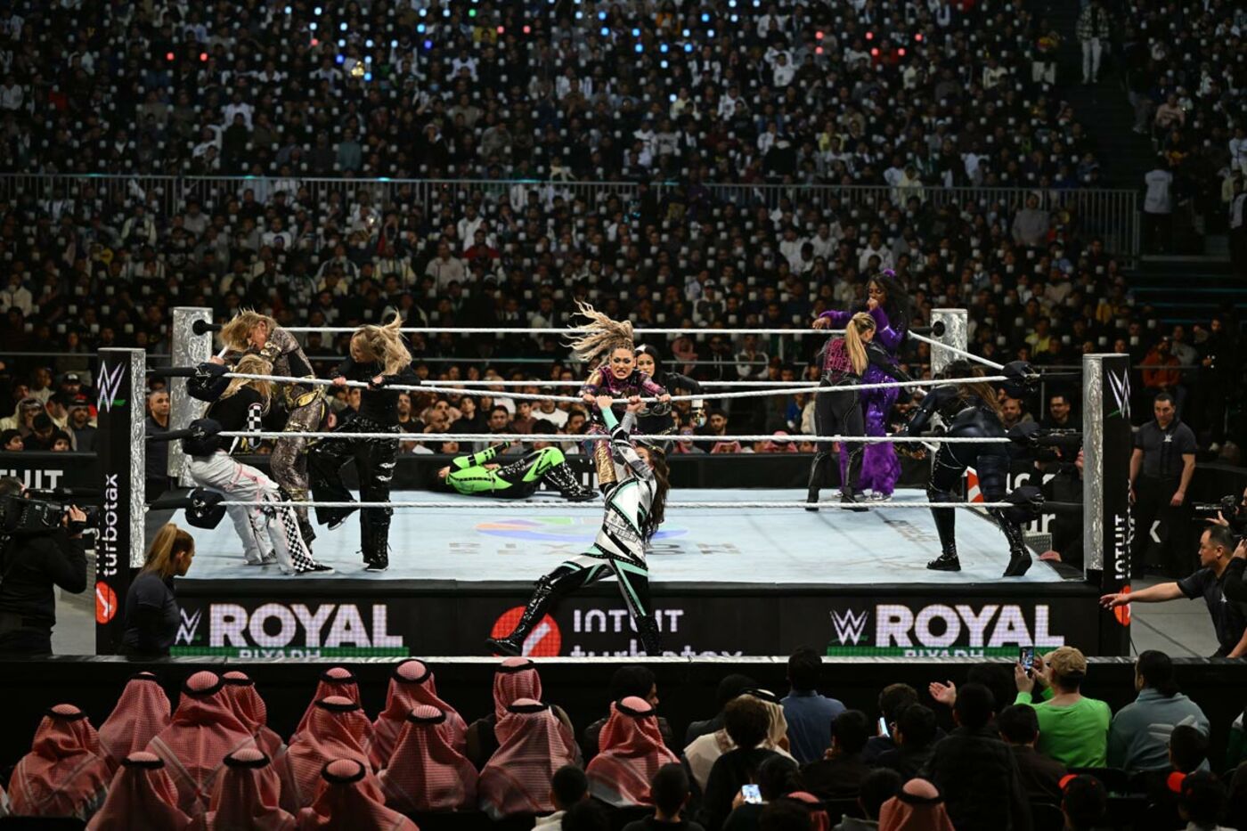 ジュリア（中央）はチェルシー・グリーンを攻め立てる©ＷＷＥ