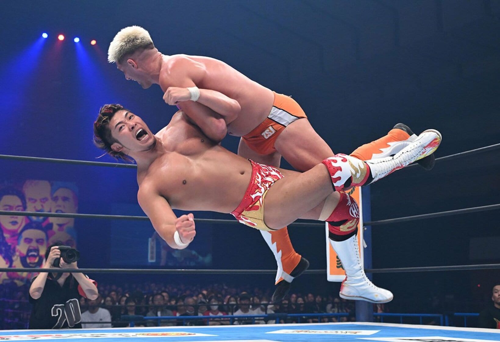 レベルの高い攻防を見せ続けた上村優也(下)とザック・セイバーJr.