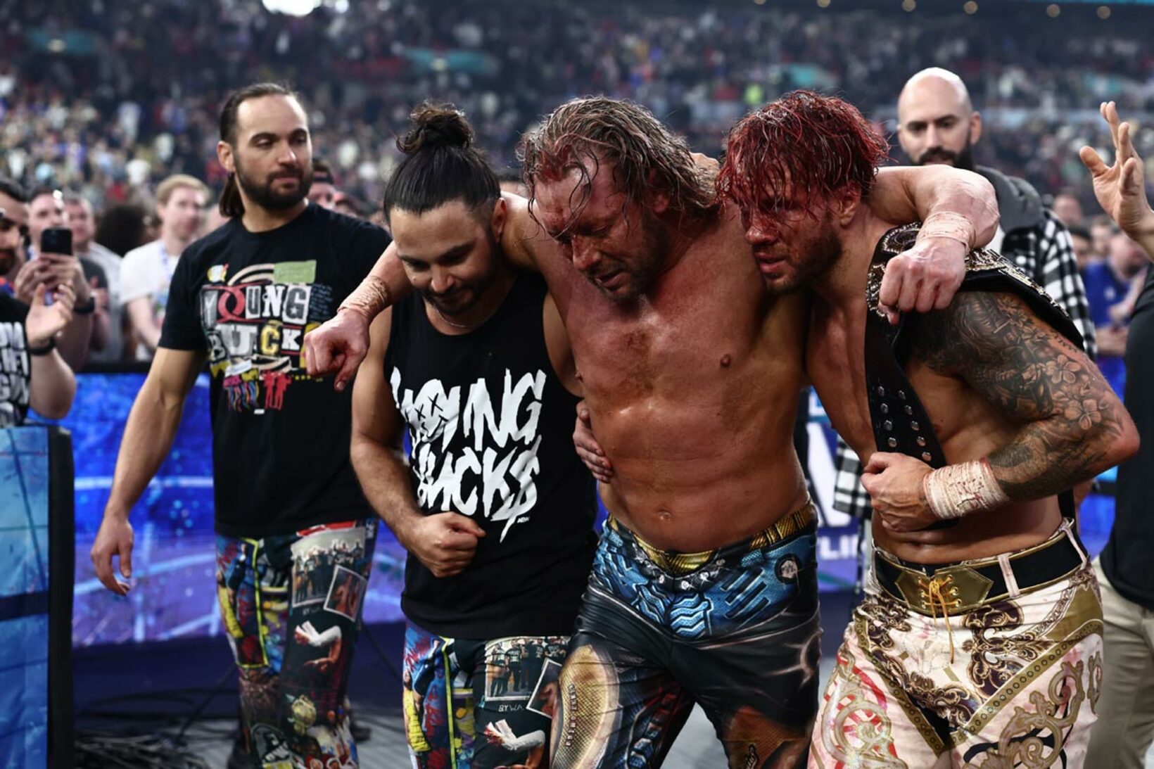 勝ったウィル・オスプレイ（右）はノーサイドでケニー・オメガ（中央）に肩を貸した（ⒸAll Elite Wrestling）