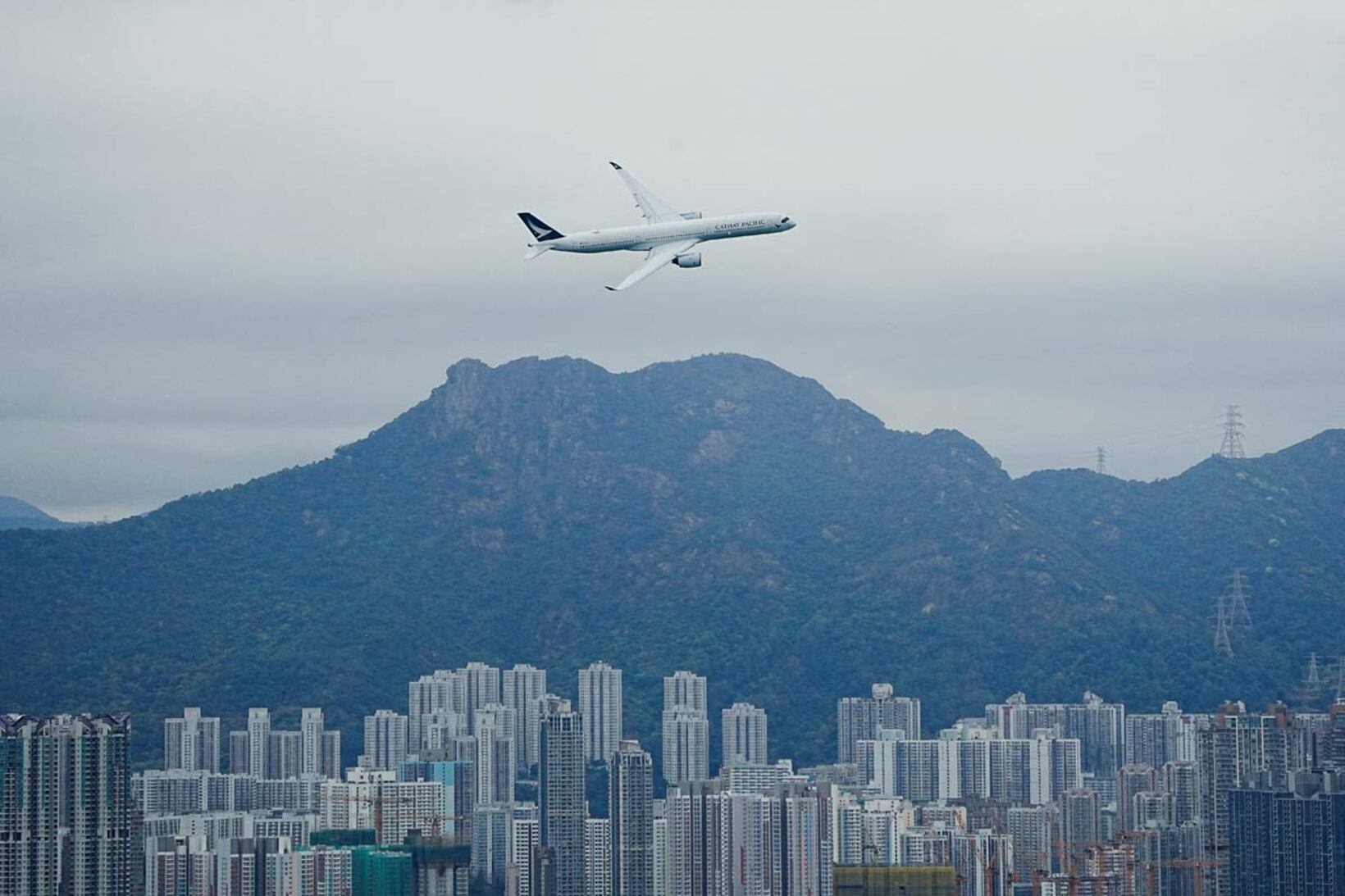 香港上空を飛ぶキャセイパシフィック機（ロイター）