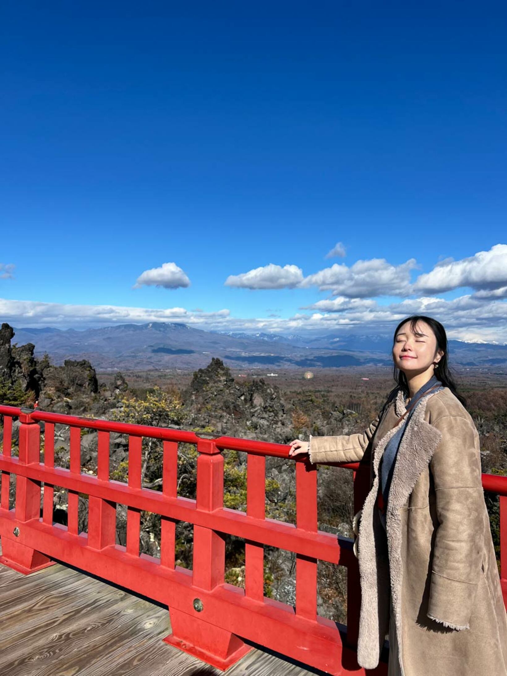 近くには人気の観光スポット「鬼押し出し園」もあります