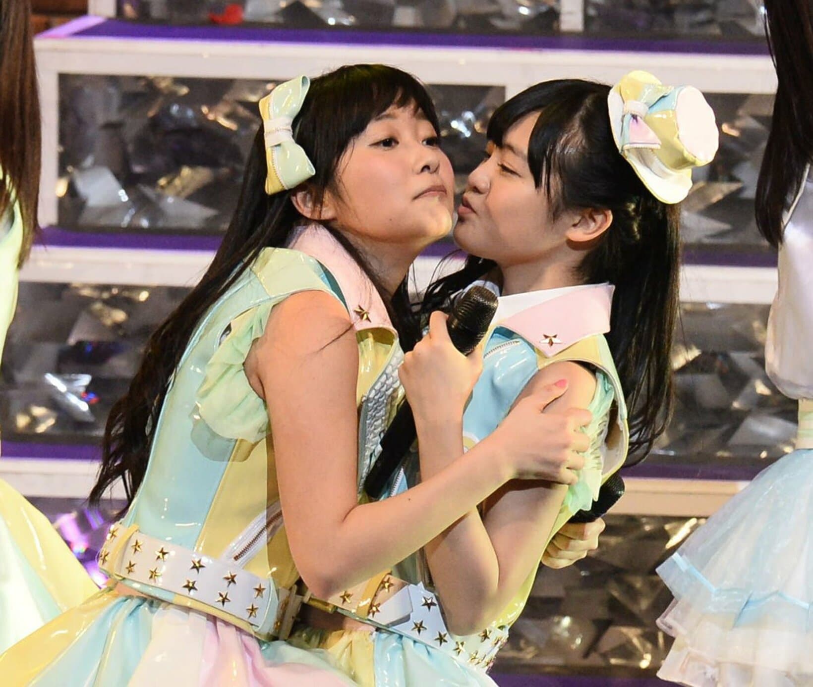 曲中に本村碧唯(右)にキスを要求する指原（２０１４年）