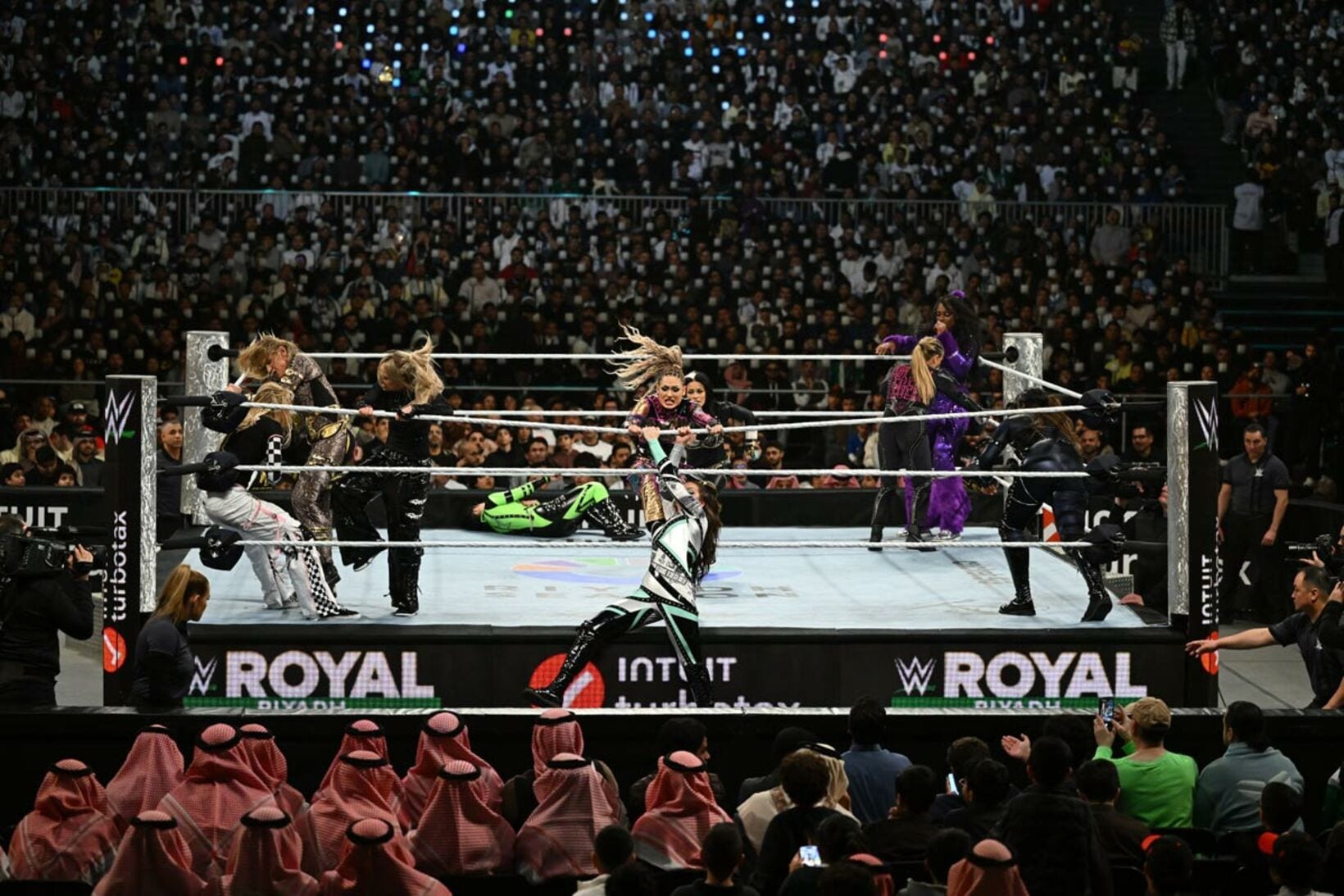 ジュリア（中央）はチェルシー・グリーンを攻め立てる©ＷＷＥ