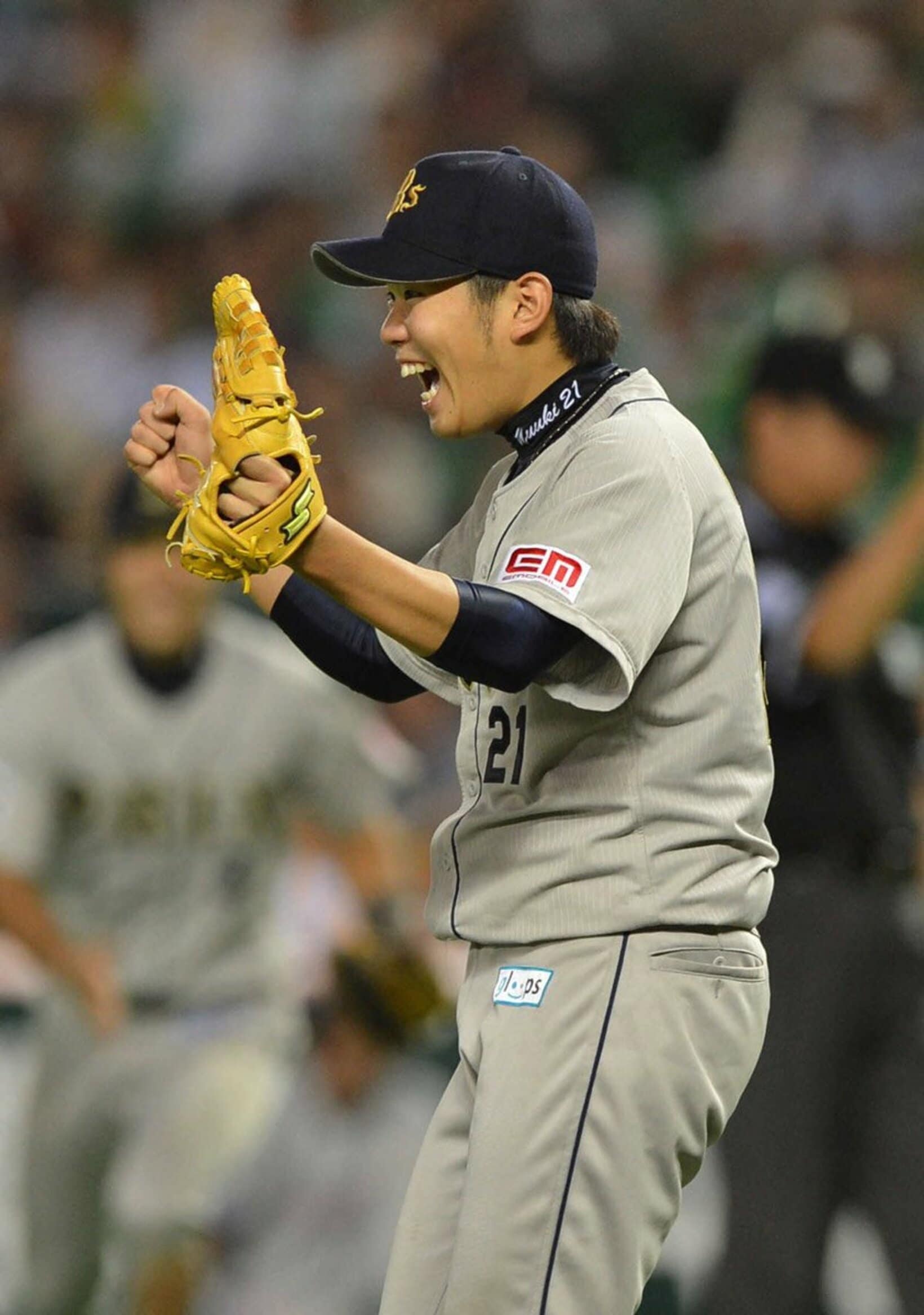 ノーヒットノーランを達成し、ガッツポーズをする西勇輝