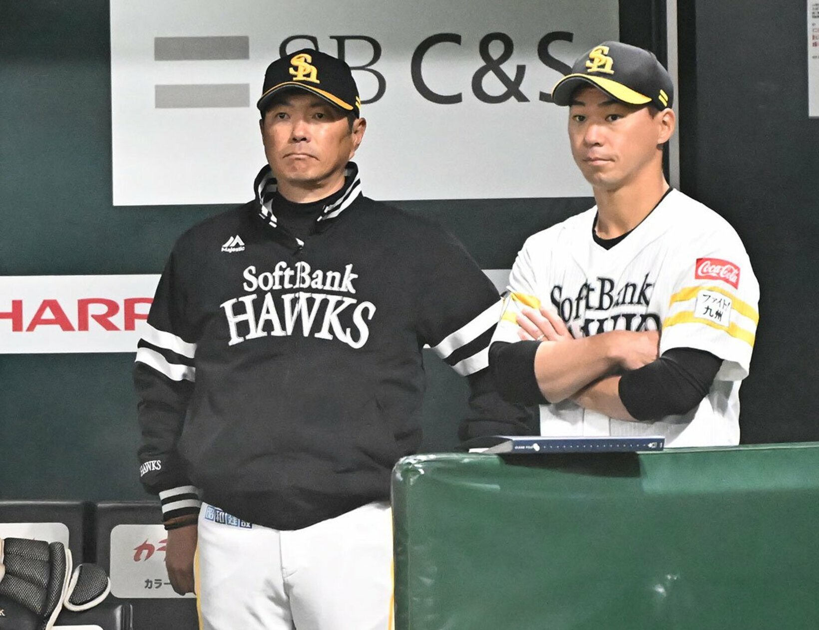 試合を見守る小久保監督(左)と長谷川コーチ