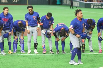 試合に敗れ肩を落とす台湾ナイン