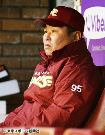 ベンチで戦況を見つめる大久保監督