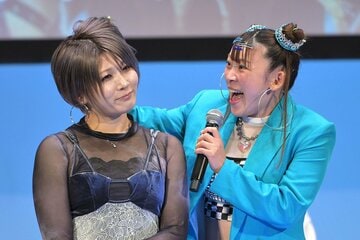 先月の会見でも執拗にフワちゃん(右)にイジられた安納サオリ