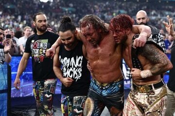 勝ったウィル・オスプレイ（右）はノーサイドでケニー・オメガ（中央）に肩を貸した（ⒸAll Elite Wrestling）