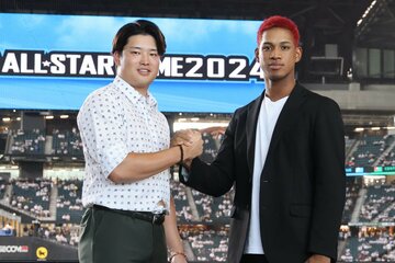 今年はどんなドラマが生まれるのか。村上宗隆（左）と　万波中正