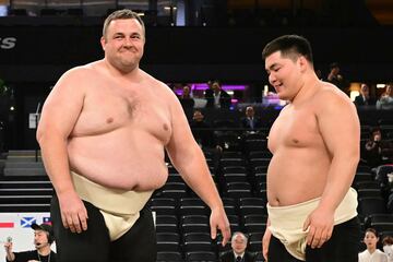 エキシビションマッチで優勝した把瑠都（左）