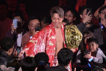 ファンとハイタッチし入場する武尊