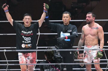 判定でパトリッキー・ピットブル（右）に勝利した野村駿太