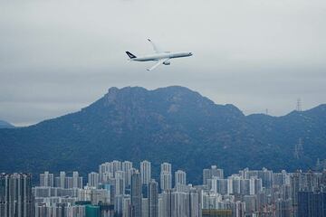 香港上空を飛ぶキャセイパシフィック機（ロイター）