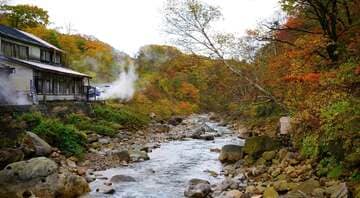 宿は渓谷沿いにあります