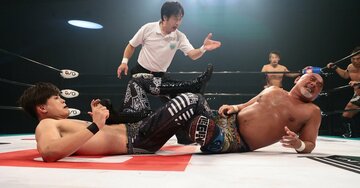  清宮(左)の４の字固めに悶絶する武藤（©NOAH）