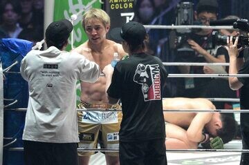 ノーコンテストで終わった久保優太（左）とカルシャガ・ダウトベック