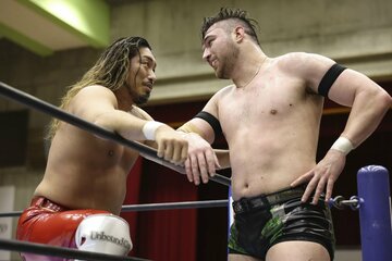 前哨戦で火花を散らしたカラム・ニューマン(右)とIWGP王者・辻陽太