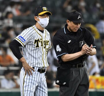  選手交代を告げる矢野監督（東スポWeb）