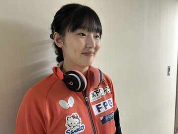 「美和モデル」ヘッドホンを着用する張本美和