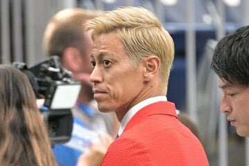 真紅のジャケットでブラジル戦を解説した本田圭佑