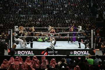 ジュリア（中央）はチェルシー・グリーンを攻め立てる©ＷＷＥ