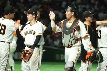 試合後、首脳陣とタッチを交わす巨人・大城卓三(手前右)