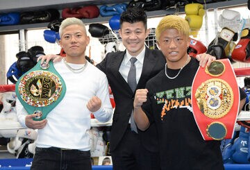 一夜明け会見を行った重岡優大、亀田興毅、重岡銀次朗（左から）