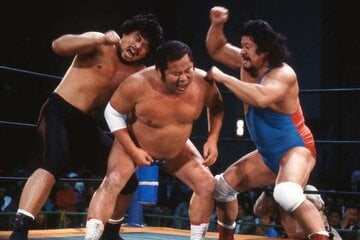 アニマル浜口（右）とのタッグで永源遙（中）にパンチを連発（84年12月）