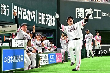 リチャード(左端)とともに「どすこい」を決めるソフトバンク・山川穂高
