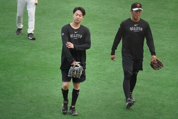 投手練習を行った巨人・山崎伊織(右は赤星優志)