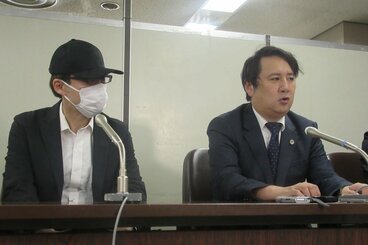 クリアースカイ社を告訴した加藤博太郎弁護士(右)と被害を訴える男性