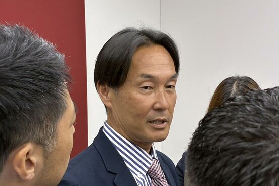 報道陣の取材に応じる榑松伸介スカウトディレクター