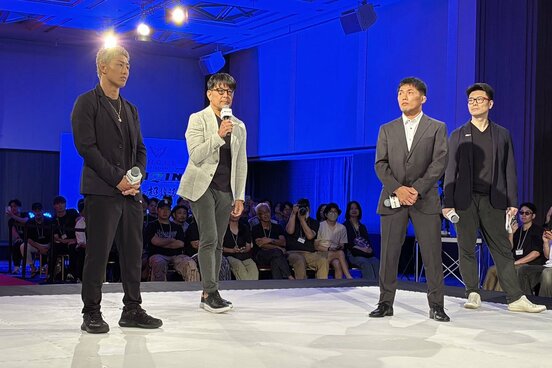 ドンマイ川端(左から3人目)の欠場を説明する榊原信行CEO(同2人目)。左端が冨沢大智
