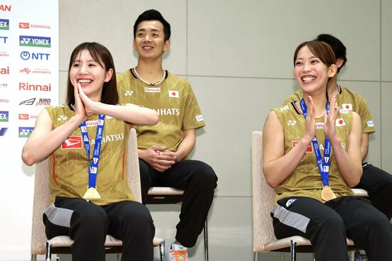 笑顔の帰国会見となった志田千陽(左)と松山奈未