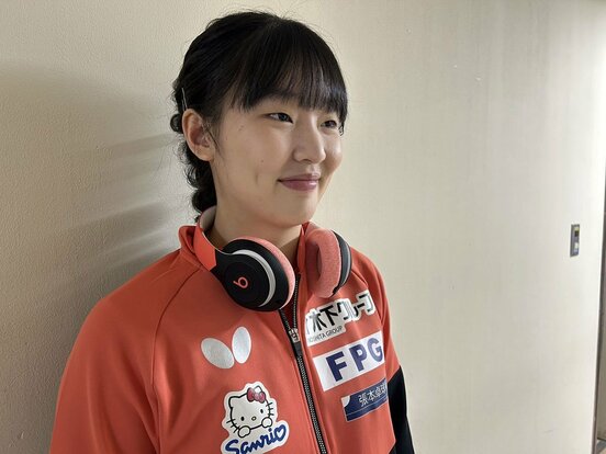 「美和モデル」ヘッドホンを着用する張本美和