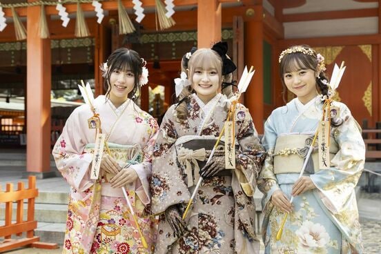 右からＨＫＴ４８の大庭凛咲、石橋颯、山川万里愛（ｃ）Ｍｅｒｃｕｒｙ