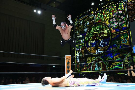 ニック・ウェイン(下)にパールハーバースプラッシュを放つ葛西純