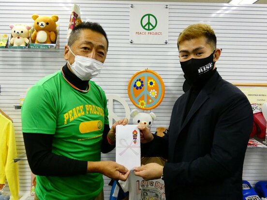  ファイトマネー全額を寄付したYA-MAN（右）（RISE提供）