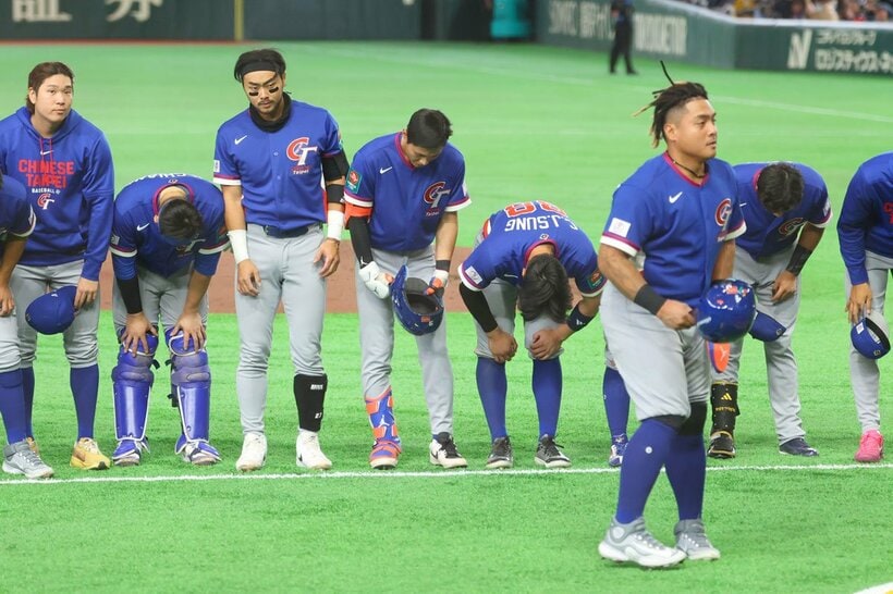 試合に敗れ肩を落とす台湾ナイン