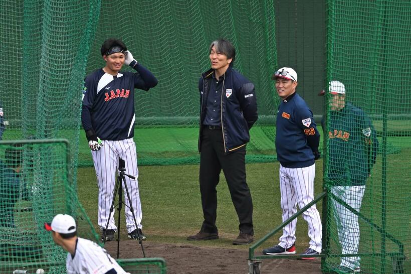 松井秀喜氏（中）と話す森下翔太（左）