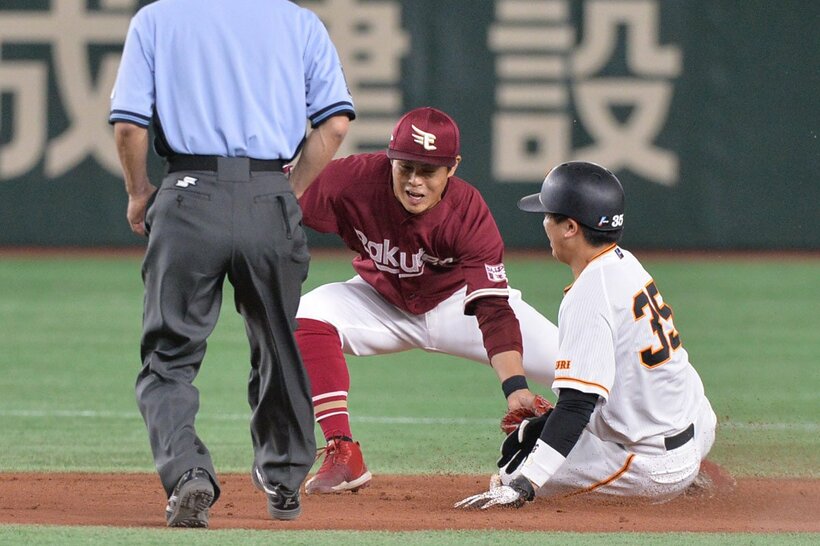 ８回裏、巨人・門脇誠が二塁盗塁を試みるも….